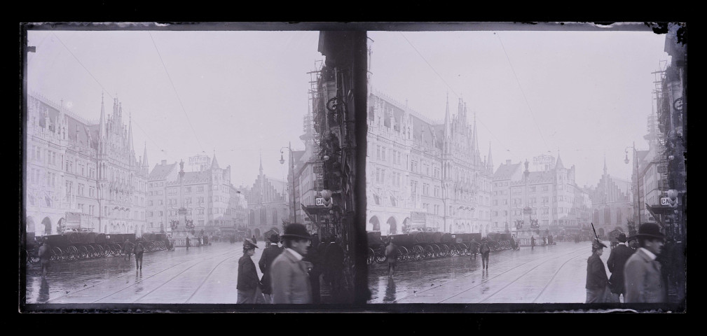 Grande place animée avec calèches, rail de tramway et bâtiment monumental.