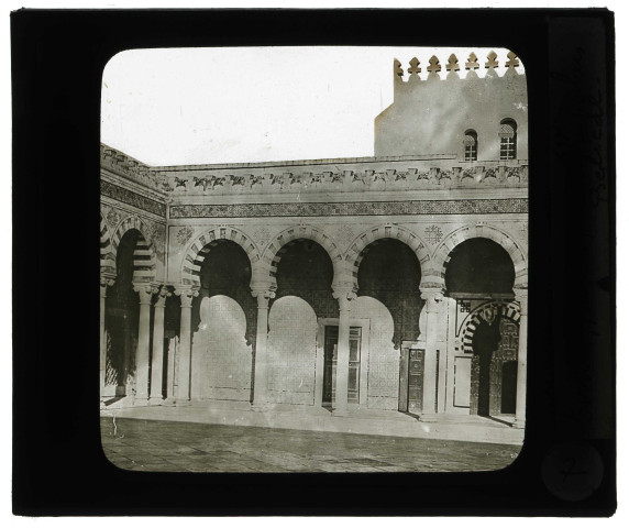 Cour du palais beylical à Tunis (Tunisie).