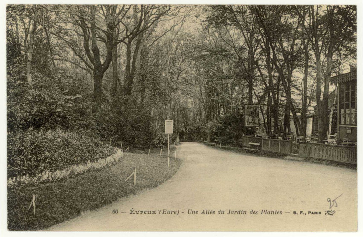 Evreux-Ville. Une Allée du Jardin des Plantes.
