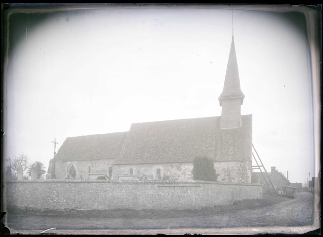 Vue d'ensemble de l'église de Boissy-Damville (Eure).