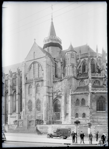 Vue d'ensemble de l'église collégiale Saint-Laurent, église Notre-Dame de Eu (Seine-Maritime).