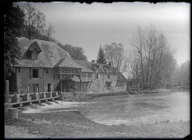 Moulin à aube sur l'Epte à Fourges (Eure).
