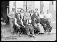 Famille Bretocq et amis posant devant une habitation de campagne.