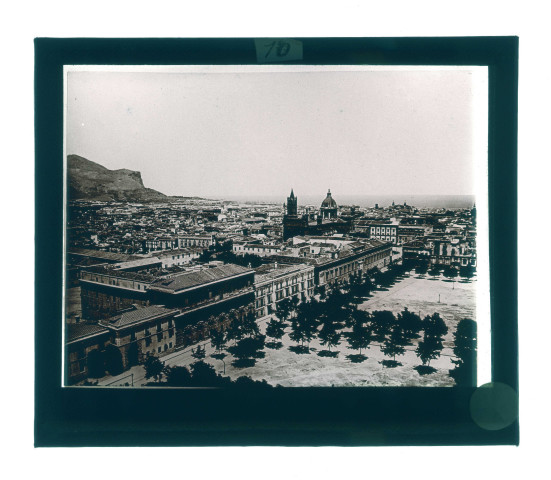 Vue générale d'une ville de Sicile (Italie).