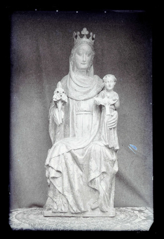 Statue de Vierge à l'enfant en bois polychrome de l'église Saint-Aubin de Ménesqueville (Eure, France).