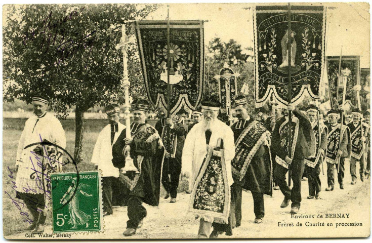 Bernay. Environs de Bernay. - Frères de Charité en procession.