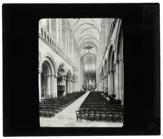 Cathédrale Notre-Dame-de-Bayeux (Calvados), nef et chœur.