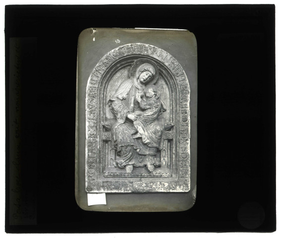 Musée archéologique de Liège (Belgique), bas-relief en pierre XIIème siècle représentant la Vierge à l'enfant.