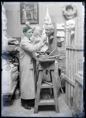 Artiste travaillant une sculpture dans les ateliers Charles Desvergnes.