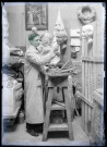 Artiste travaillant une sculpture dans les ateliers Charles Desvergnes.