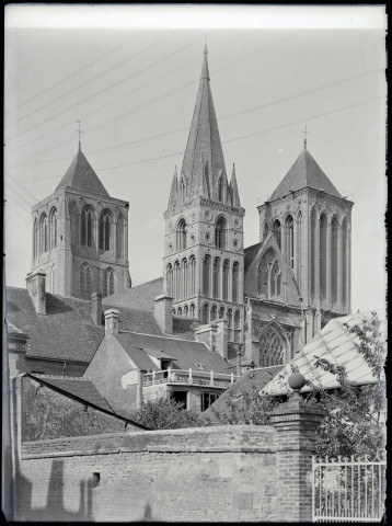 Vue de l'église de Saint-Pierre-sur-Dives (Calvados).