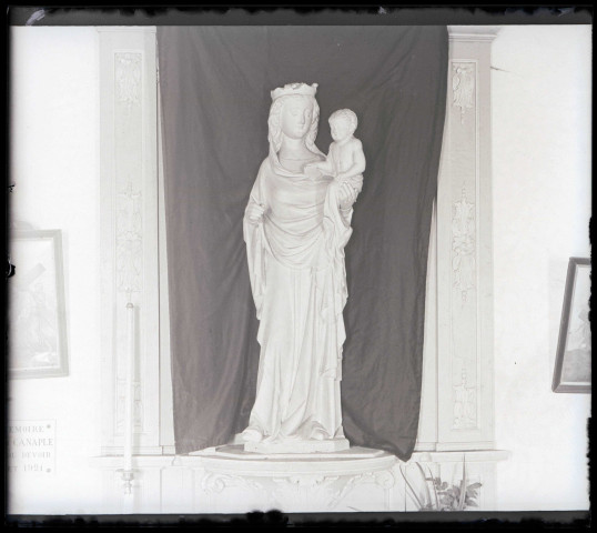 Statue de Vierge à l'enfant en pierre polychrome de l'église Saint-Clair de Sancourt (Eure, France).