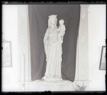 Statue de Vierge à l'enfant en pierre polychrome de l'église Saint-Clair de Sancourt (Eure, France).