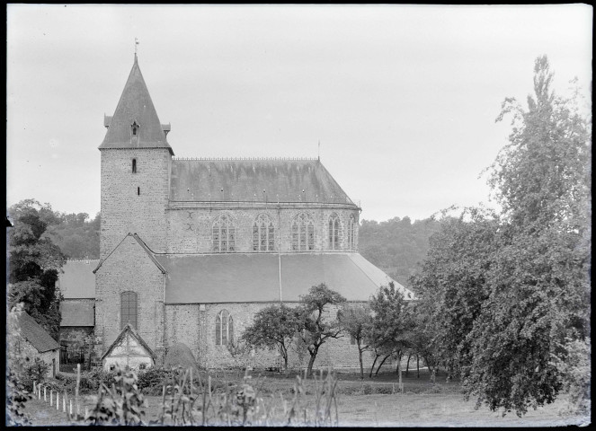 Vue de l'église Notre-Dame de Lonlay-l'Abbaye (Orne).
