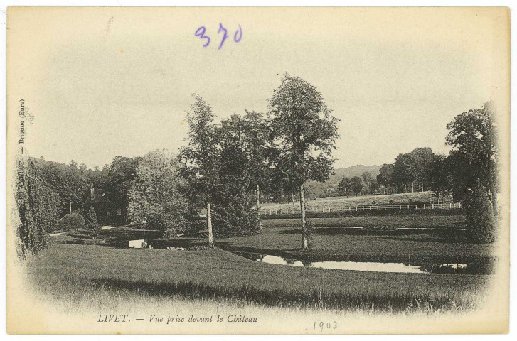 Livet-sur-Authou. Vue prise devant le Château.