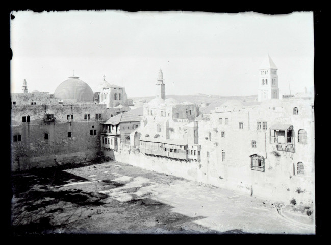 Vue générale de la ville et de l'église du Saint -Sépulcre à Jérusalem (Israël).