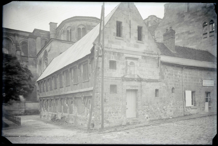 Édifice religieux avec boutique de cartes postales et de souvenirs religieux « à la vieille cité reconquise », probablement en Alsace.