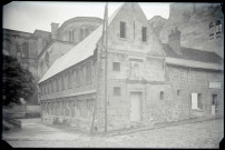 Édifice religieux avec boutique de cartes postales et de souvenirs religieux « à la vieille cité reconquise », probablement en Alsace.