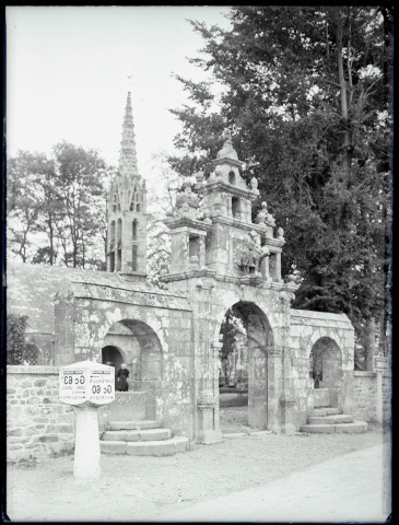 Arc de triomphe de l'entrée du clos paroissial d'Argol (Finistère).
