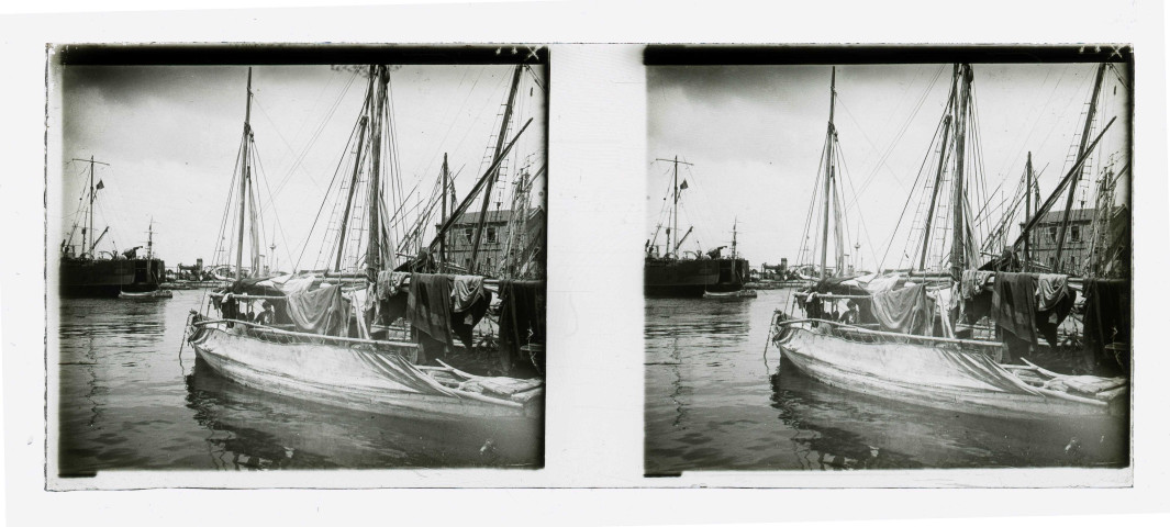 Bateaux dans un port dont le « Cerbère », mouilleur de mines.