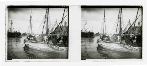 Bateaux dans un port dont le « Cerbère », mouilleur de mines.