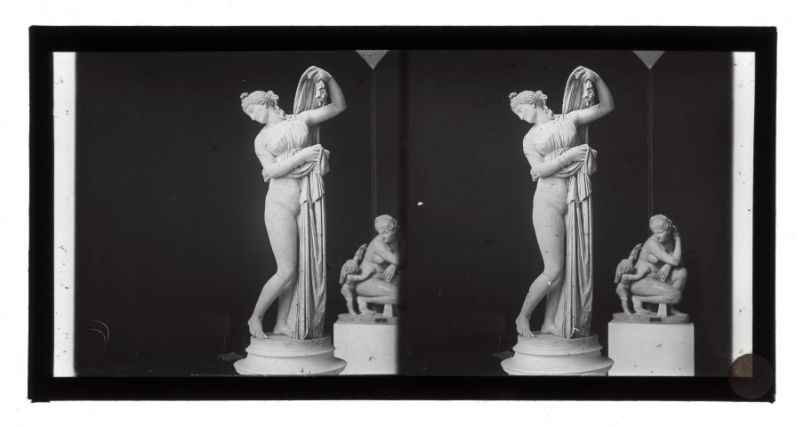 Statues présentées au musée du Louvre de Paris (Seine).