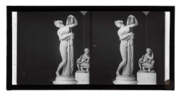 Statues présentées au musée du Louvre de Paris (Seine).