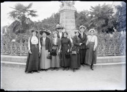 Femmes en pèlerinage à Lourdes (Hautes-Pyrénées).