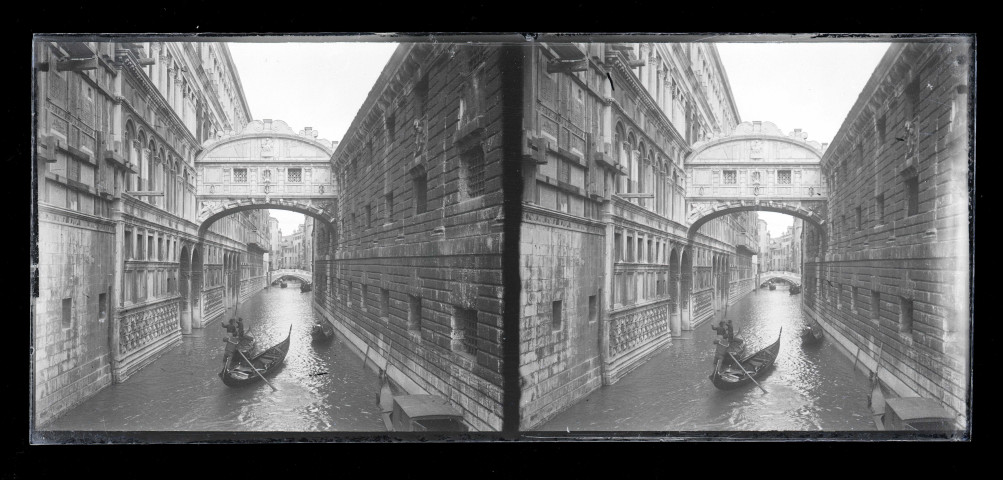Gondoles sous le pont des soupirs de Venise (Italie).