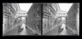 Gondoles sous le pont des soupirs de Venise (Italie).