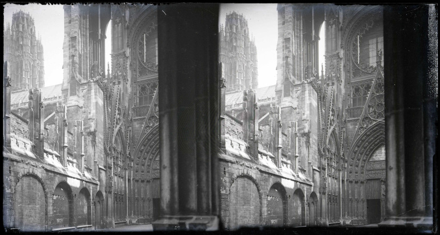 Cathédrale Notre-Dame de l'Assomption de Rouen (Seine-Maritime) endommagée par les bombardements de la seconde guerre mondiale.