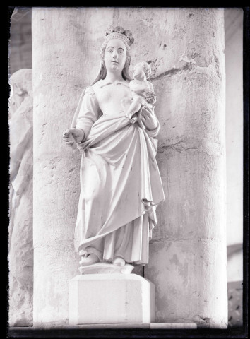 Statue de Vierge à l'enfant.