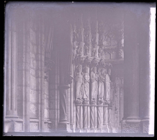 Statues des colonnettes du portail de la cathédrale Notre-Dame de Chartres (Eure-et-Loir).