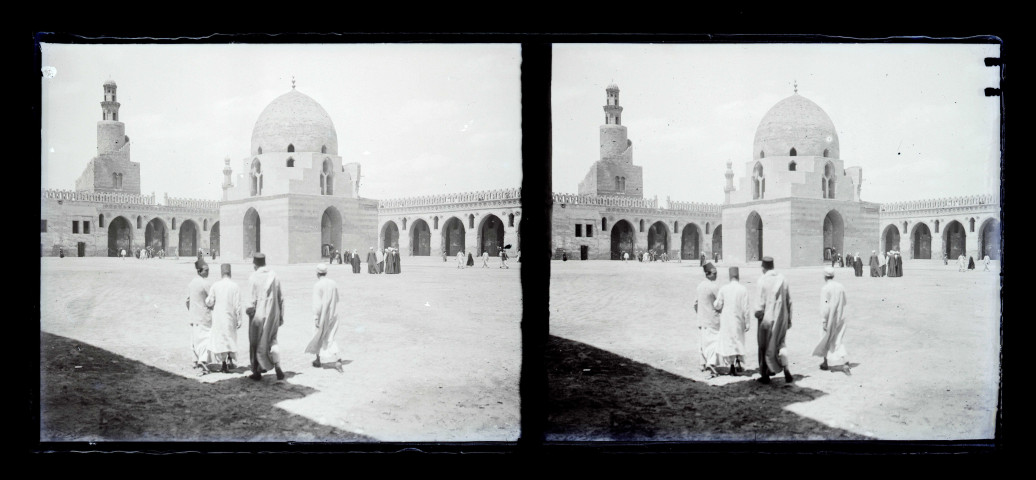 Cour de la mosquée Ibn-Touloun au Caire (Égypte)