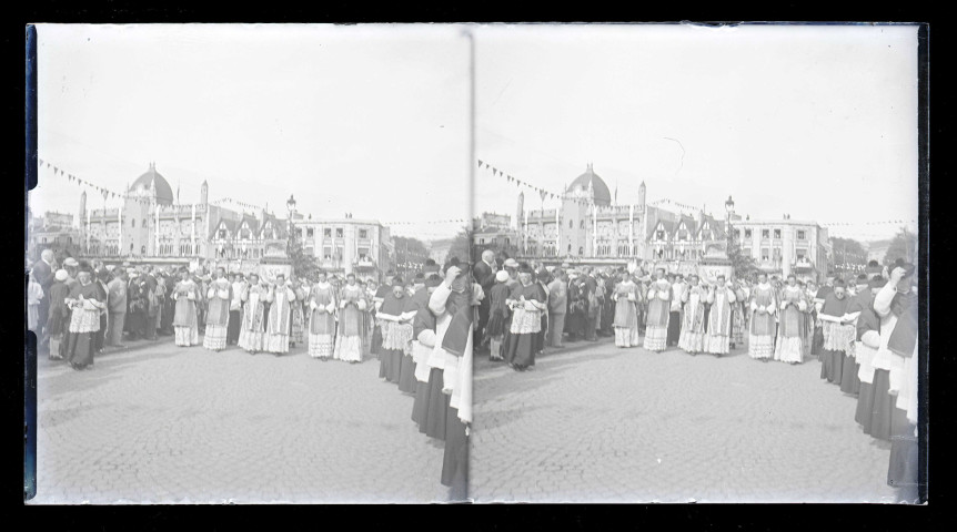 Procession de la Vierge au Monument de Jeanne d'Arc et à la basilique Notre-Dame de Bonsecours (Seine-Maritime).