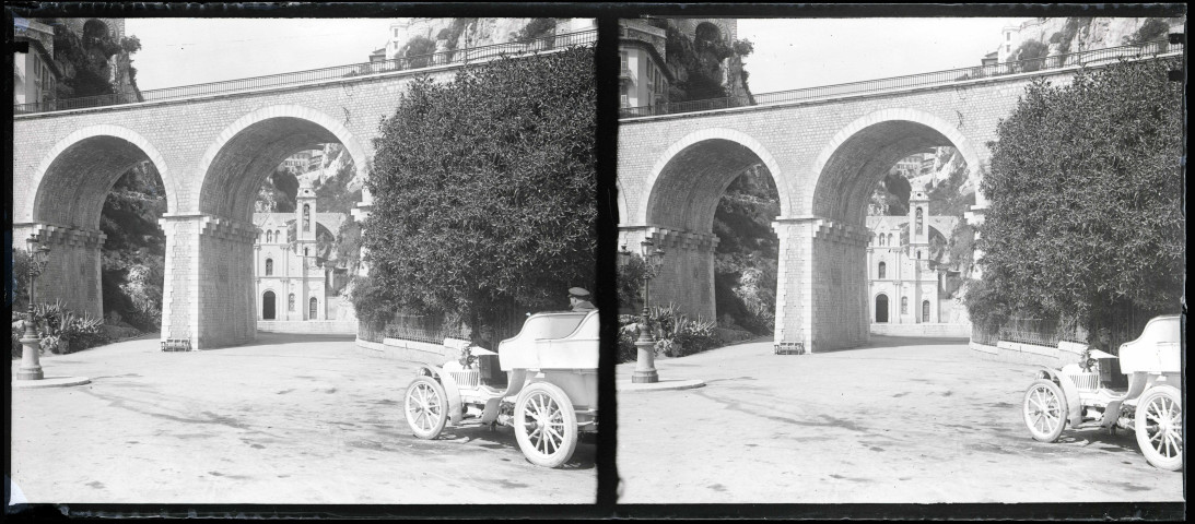 Pont à arcades dans une ville méditerranéenne.