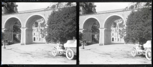 Pont à arcades dans une ville méditerranéenne.