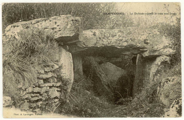 Dampsmesnil. Le Dolmen appelé le trou aux loups.