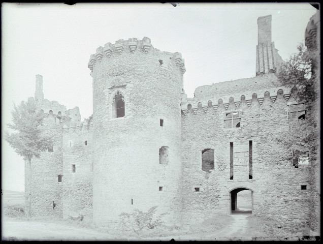 Porte, tour, murs en pierre et ouvertures du château de Suscinio à Sarzeau (Morbihan).