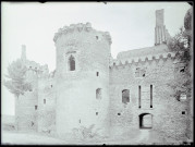 Porte, tour, murs en pierre et ouvertures du château de Suscinio à Sarzeau (Morbihan).