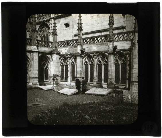 Cathédrale Notre-Dame d'Évreux (Eure), extérieur de la galerie sud du cloître.