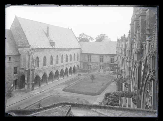 Cloître de l'ancien évêché de Laon (Aisne).