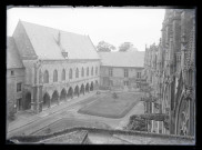 Cloître de l'ancien évêché de Laon (Aisne).