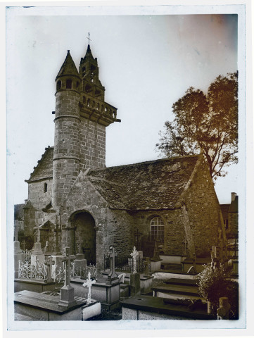 Église bretonne et cimetière.