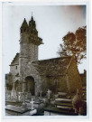 Église bretonne et cimetière.