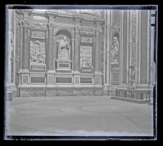 Intérieur d'une cathédrale italienne.