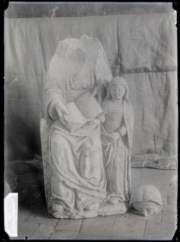 Statue de Sainte-Anne (cassée) de l'église de Courdemanche (Eure).