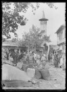 Scène de marché sur la place du bazar et minaret de la mosquée d'Habib Neccar d'Antioche (Turquie).