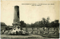 Bois-Arnault. Le Monument aux Morts pour la France.