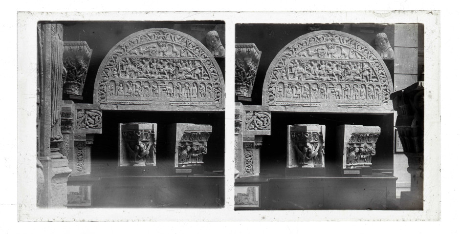 Moulages de tympan et de chapiteaux d'église, exposés au musée du Trocadéro de Paris (Seine).